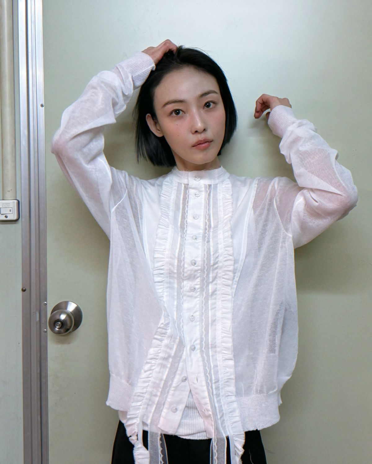 화이트 블라우스를 입고 청순한 분위기를 자아내는 전소니