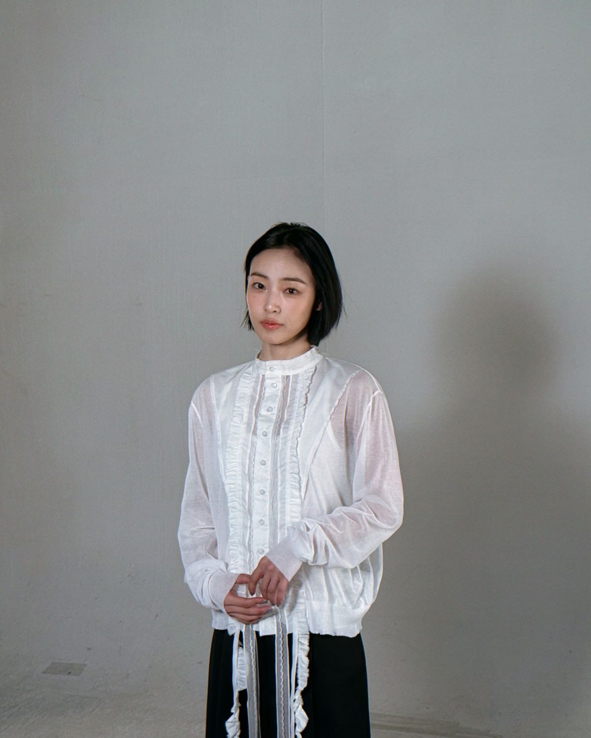 화이트 블라우스를 입고 청순한 분위기를 자아내는 전소니
