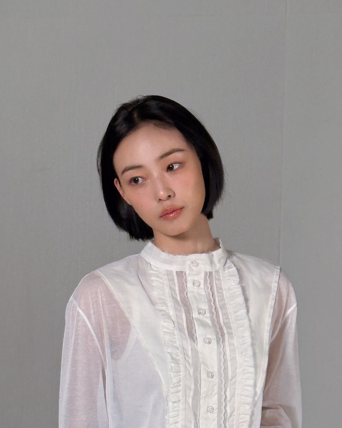 화이트 블라우스를 입고 청순한 분위기를 자아내는 전소니