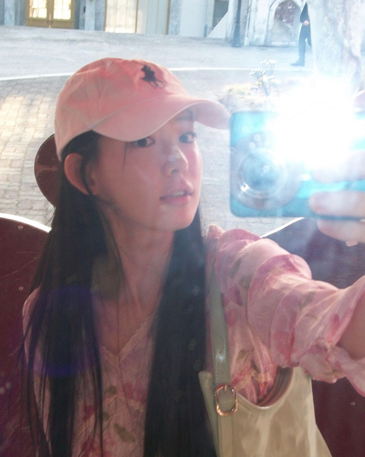 디지털 카메라 플래시를 터뜨리며 거울 앞에서 셀카를 찍는 최윤지