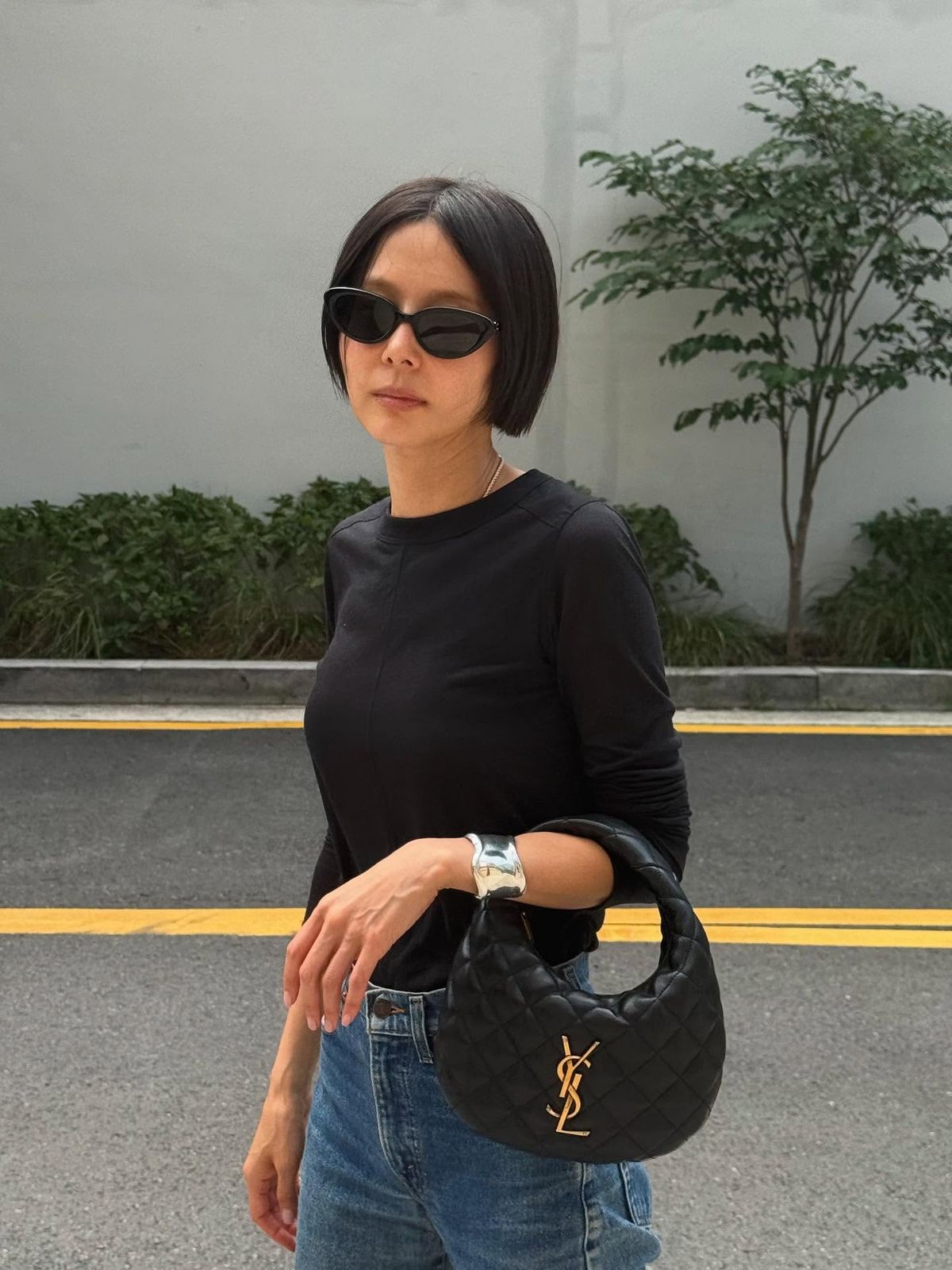 생로랑 이카리노 백을 데님, 블랙 긴팔 티셔츠와 캐주얼하게 연출한 김나영