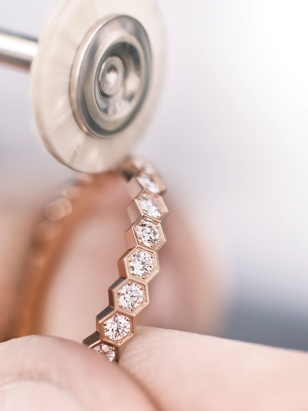 모든 디테일에 공을 들여 완성하는 ‘비 드 쇼메’ 컬렉션 피스의 제작 과정.