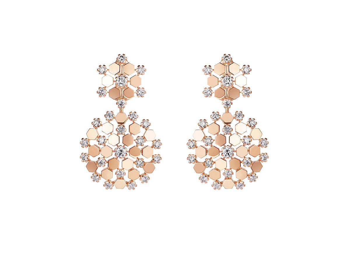 로즈 골드의 허니콤 모티프와 다이아몬드가 조화로운 이어링.