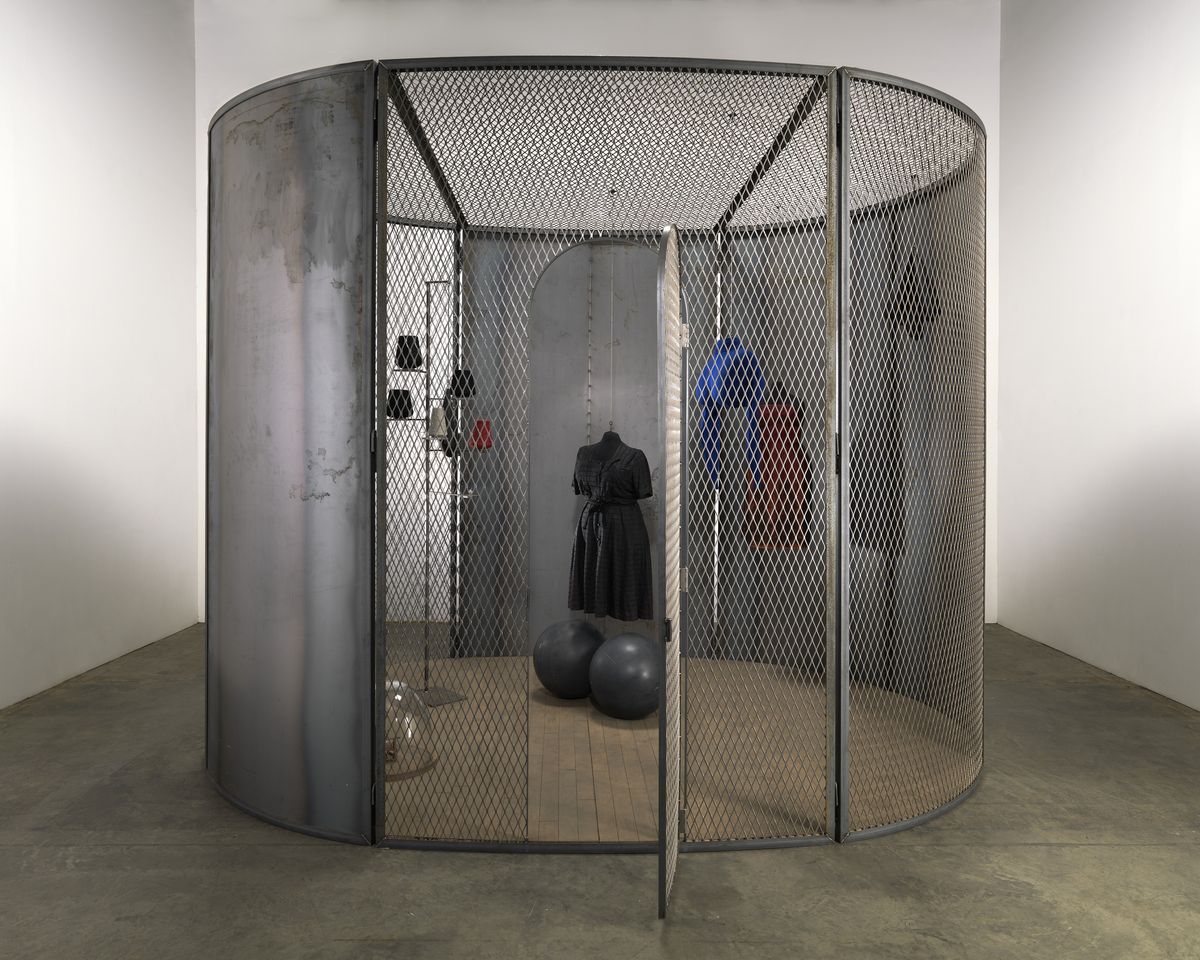 <Cell (Black Days)>, 2006, Steel, fabric, marble, glass, rubber, thread and wood, 304.8 x 397.5 x 299.7 cm. Collection of the Easton Foundation. Photo: Christopher Burke. © The Easton Foundation / Licensed by SACK, Korea. 이미지 제공: 호암미술관.