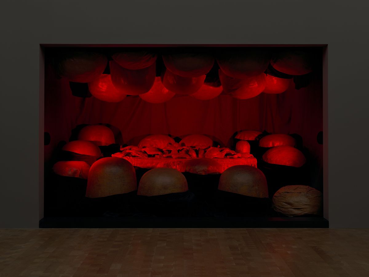<The Destruction of The Father>, 1974-2017, Archival polyurethane resin, wood, fabric, and red light, 237.8 x 362.3 x 248.6 cm. Collection of the Glenstone Museum, Potomac, Maryland (exhibition copy shown). Photo: Ron Amstutz. © The Easton Foundation / Licensed by SACK, Korea. 이미지 제공: 호암미술관.