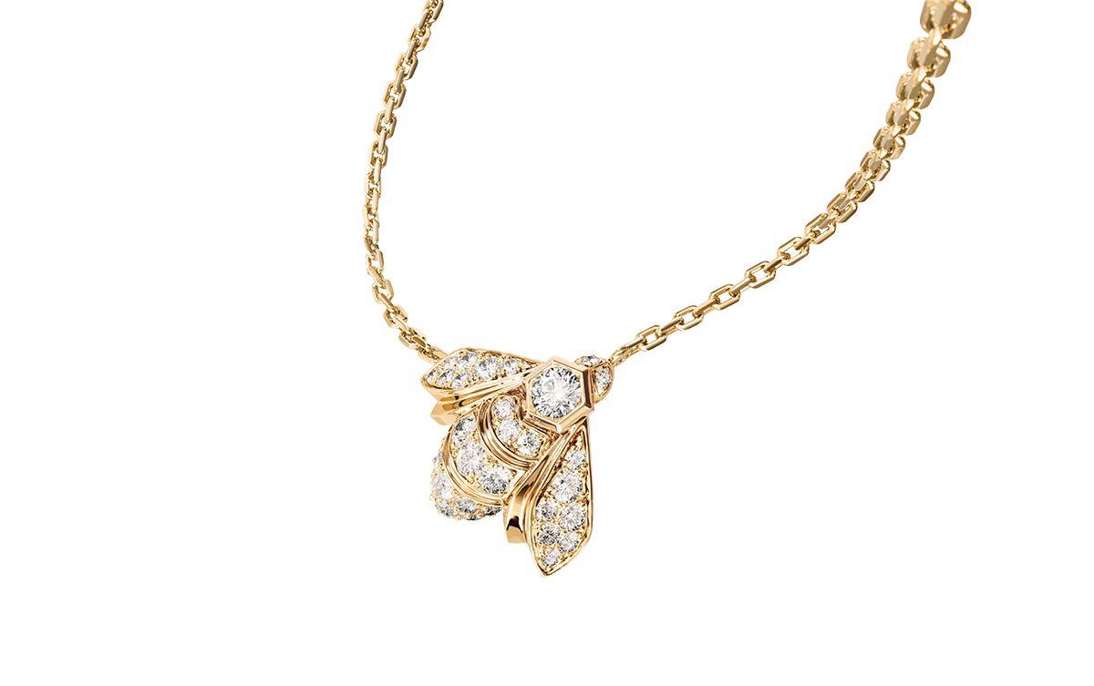 옐로 골드에 섬세한 다이아몬드 세팅이 돋보이는 펜던트.