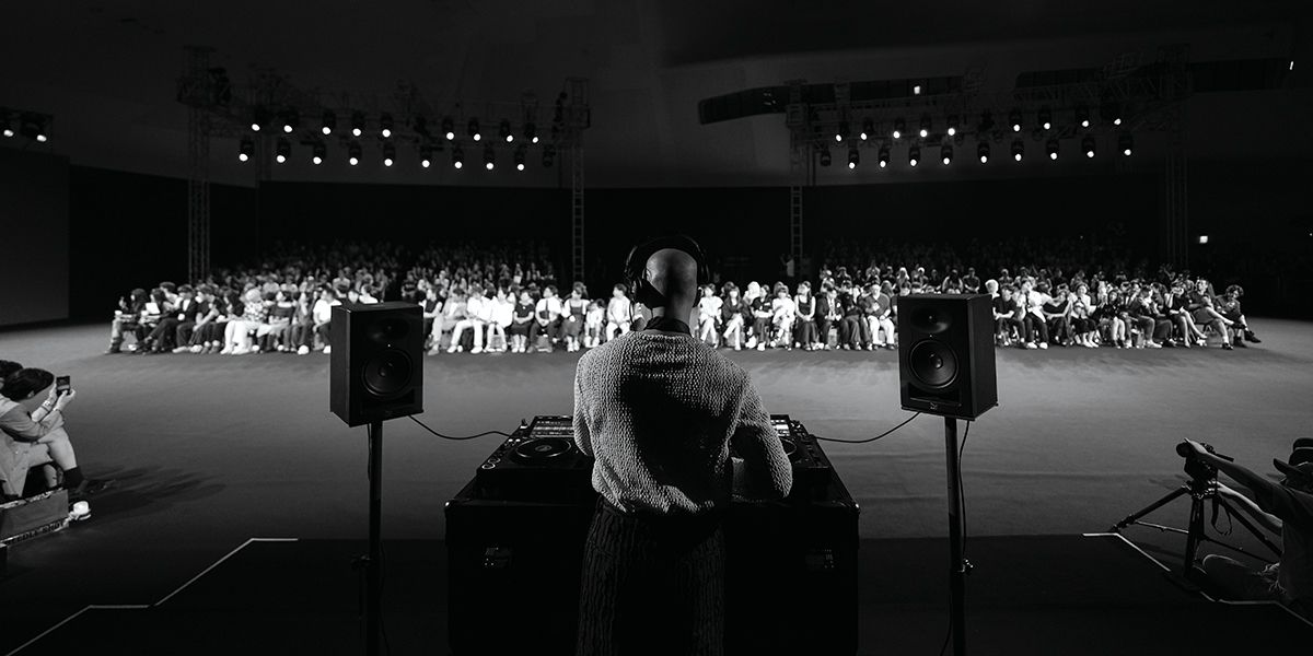 시이안 2026 S/S 런웨이 오프닝 DJ 공연.