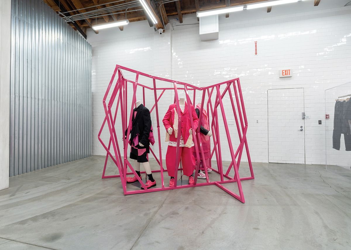 꼼데가르송 옴므 플러스의 공간.