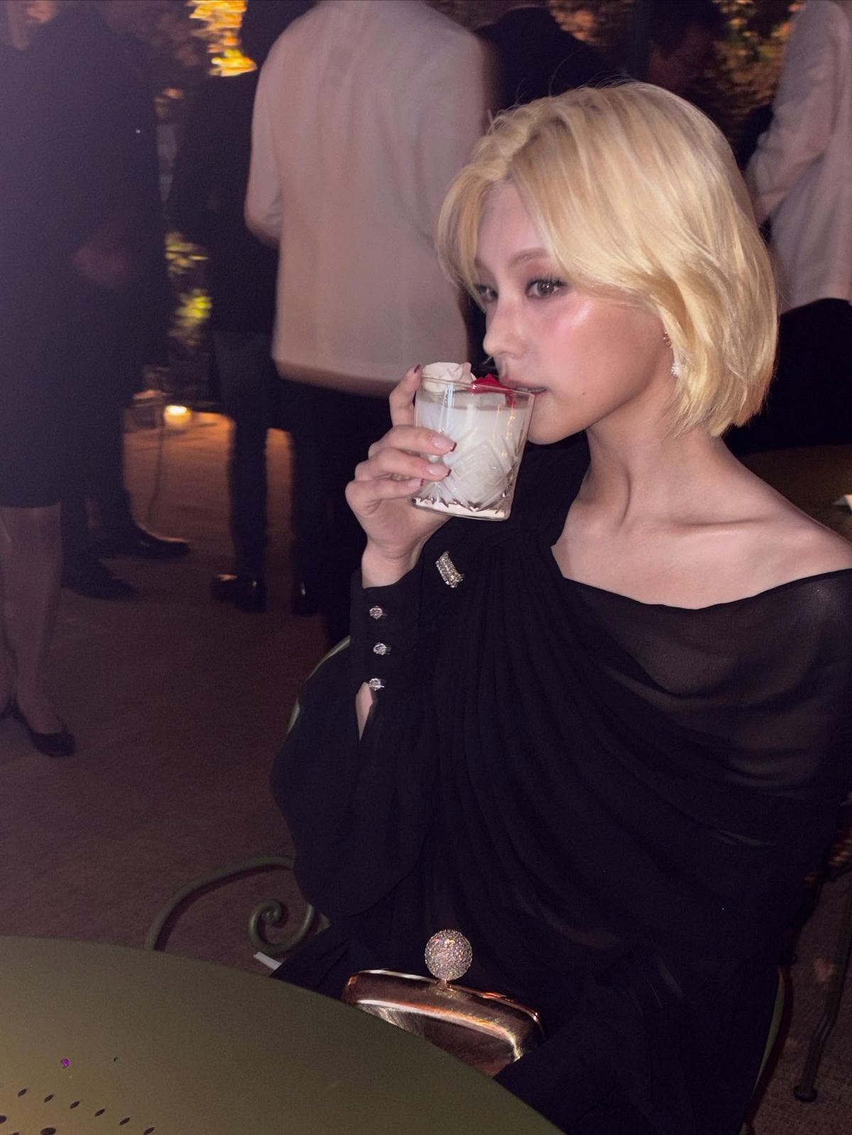 새하얀 피부와 금발이 돋보이는 세미 스모키 메이크업을 한 있지 예지 @yezyizhere