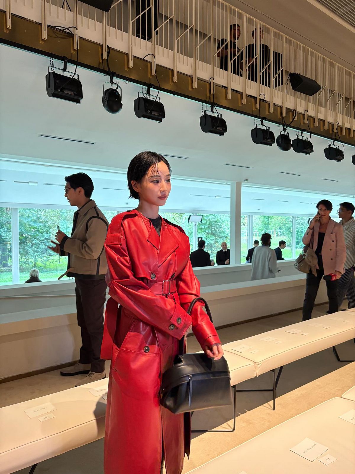 레더 룩에 톤다운 스모키 메이크업으로 나타난 배우 방효린 @me_riniee