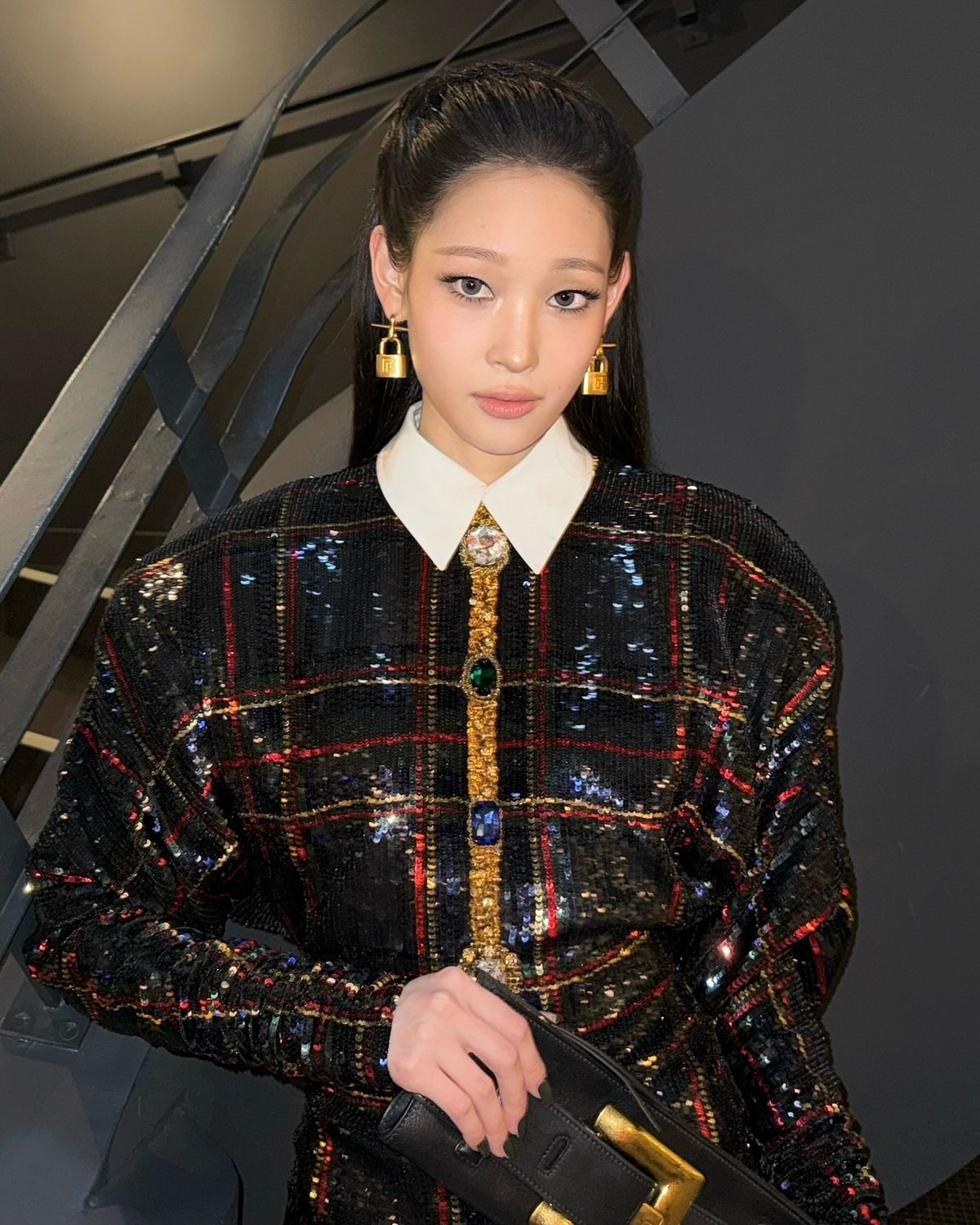 락 시크 무드의 세미 스모키 메이크업을 한 올데이 프로젝트 애니 @anniesymoon 