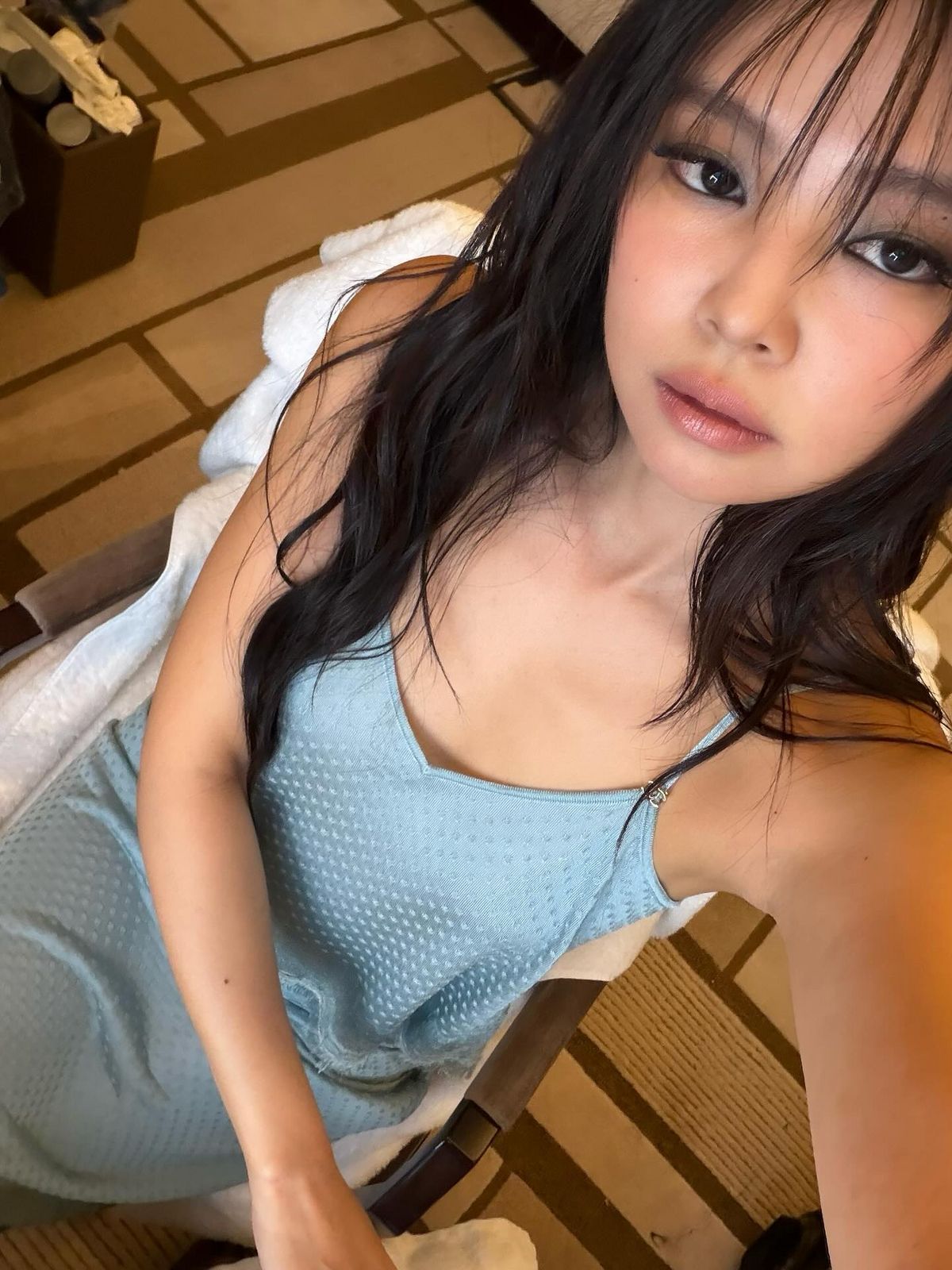 블루 베이스의 세미 스모키 메이크업을 한 제니 @jennierubyjane