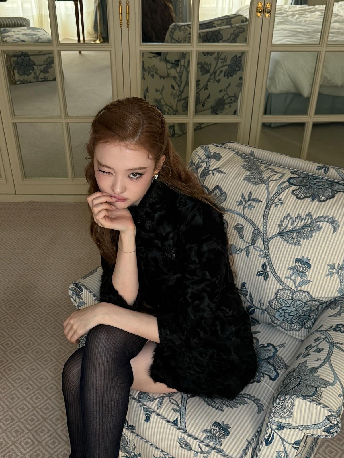 빈티지 무드의 세미 스모키 메이크업을 한 미야오 엘라@meovv