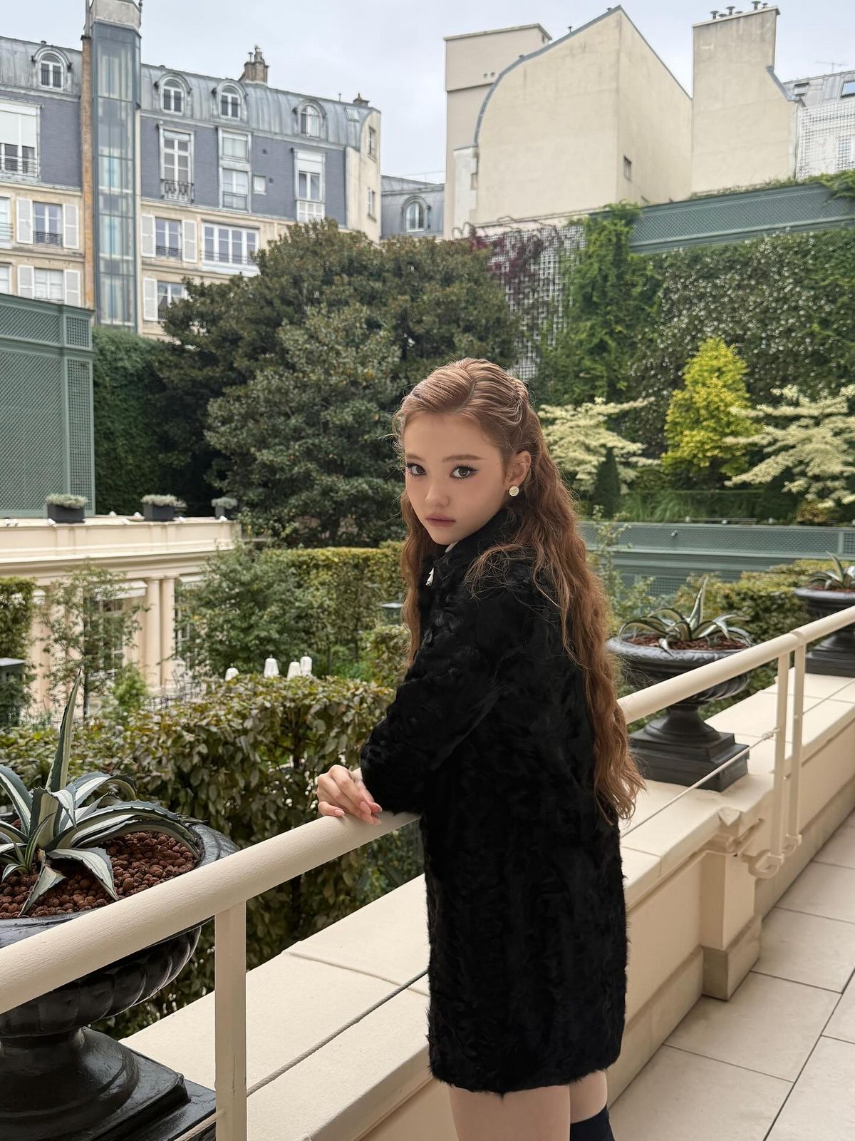 빈티지 무드의 세미 스모키 메이크업을 한 미야오 엘라@meovv