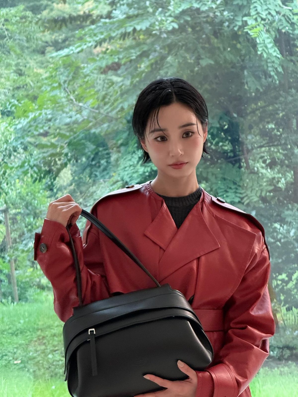 레더 룩에 톤다운 스모키 메이크업으로 나타난 배우 방효린 @me_riniee