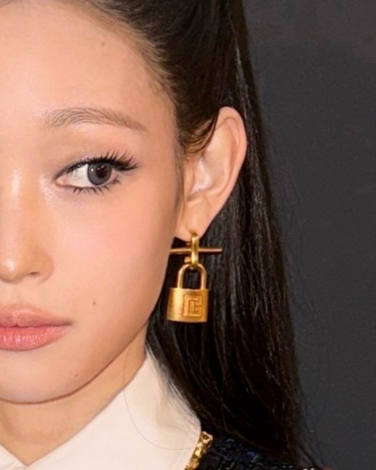 락 시크 무드의 세미 스모키 메이크업을 한 올데이 프로젝트 애니 @anniesymoon 