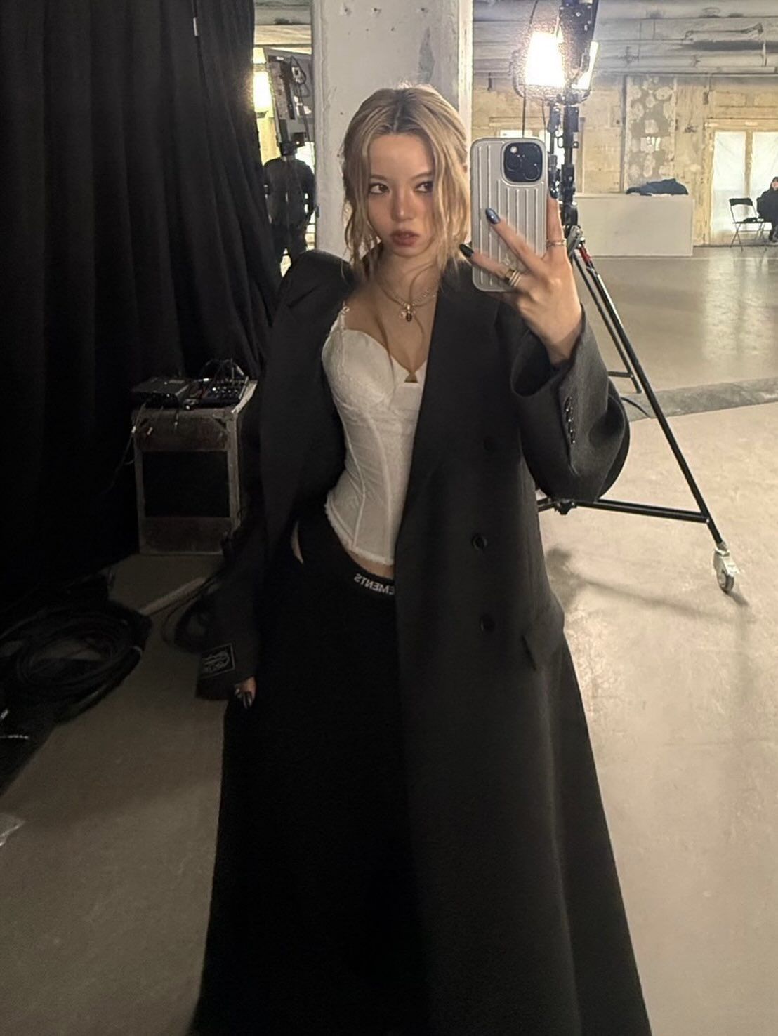 드레이핑 블러셔 메이크업이 더해진 올데이 프로젝트 베일리식 세미 스모키 @baileysok 