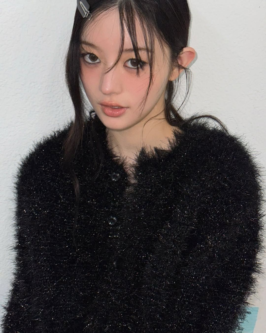 고명도, 저채도의 은은한 음영 섀도로 몽환적인 눈매를 완성한 아일릿 민주. @illit_official