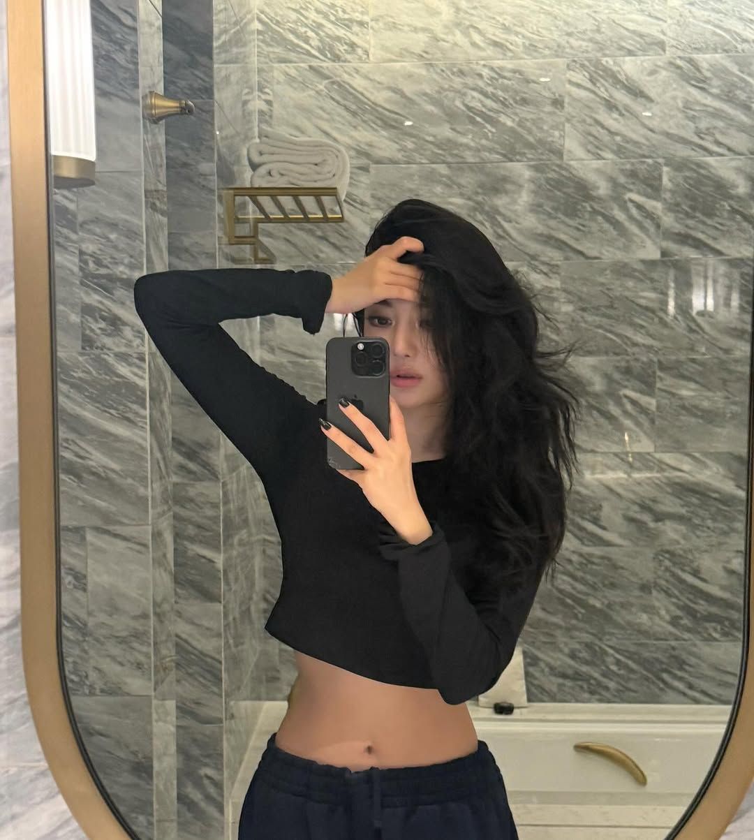 짙은 스모키 아이와 누디 립으로 완성한 룩에 머리를 쓸어 넘기며 카리스마를 드러낸 닝닝. @imnotningning