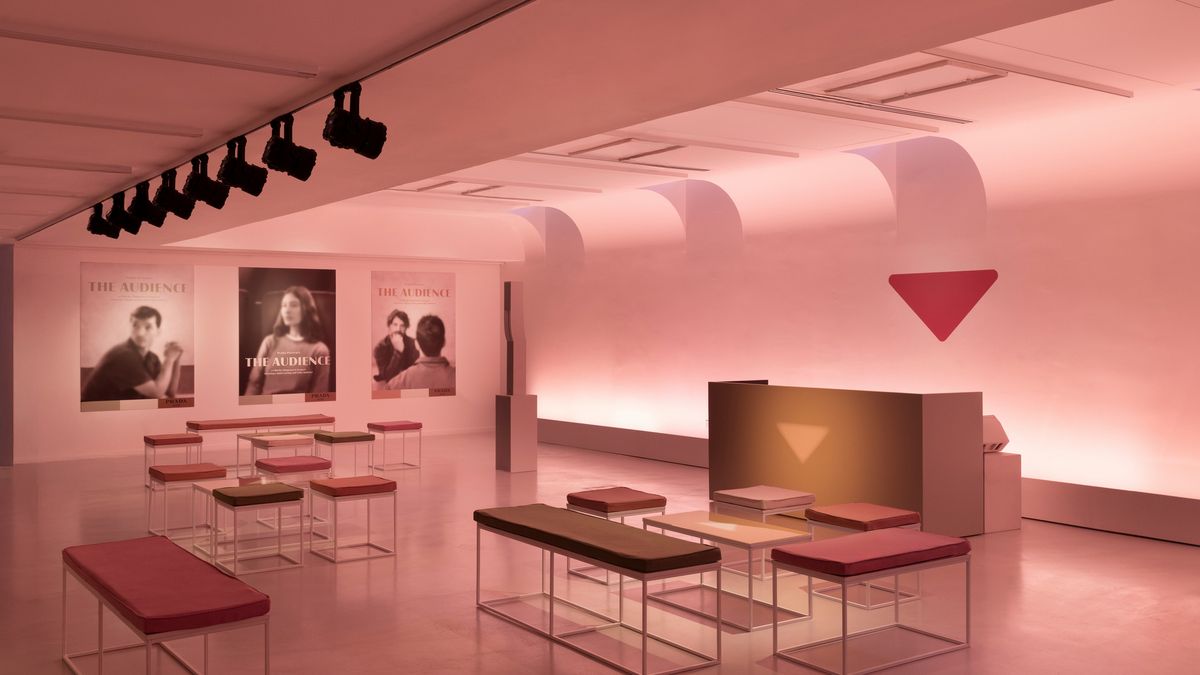 프라다 모드 런던 <The Audience>.