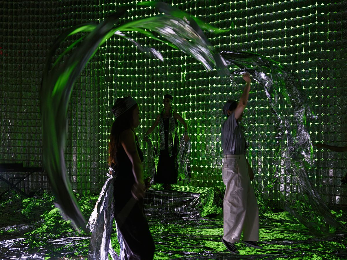 ORTA(알렉산드라 모로조바와 루스템 베게노프), <새로운 천재들의 위대한 원자폭탄 반사기 경험>, 2025, 퍼포먼스, 90분. 제13회 서울미디어시티비엔날레 «강령: 영혼의 기술» 퍼포먼스 전경, 청년예술청 그레이홀, 2025. 사진: 홍철기. 서울시립미술관 제공