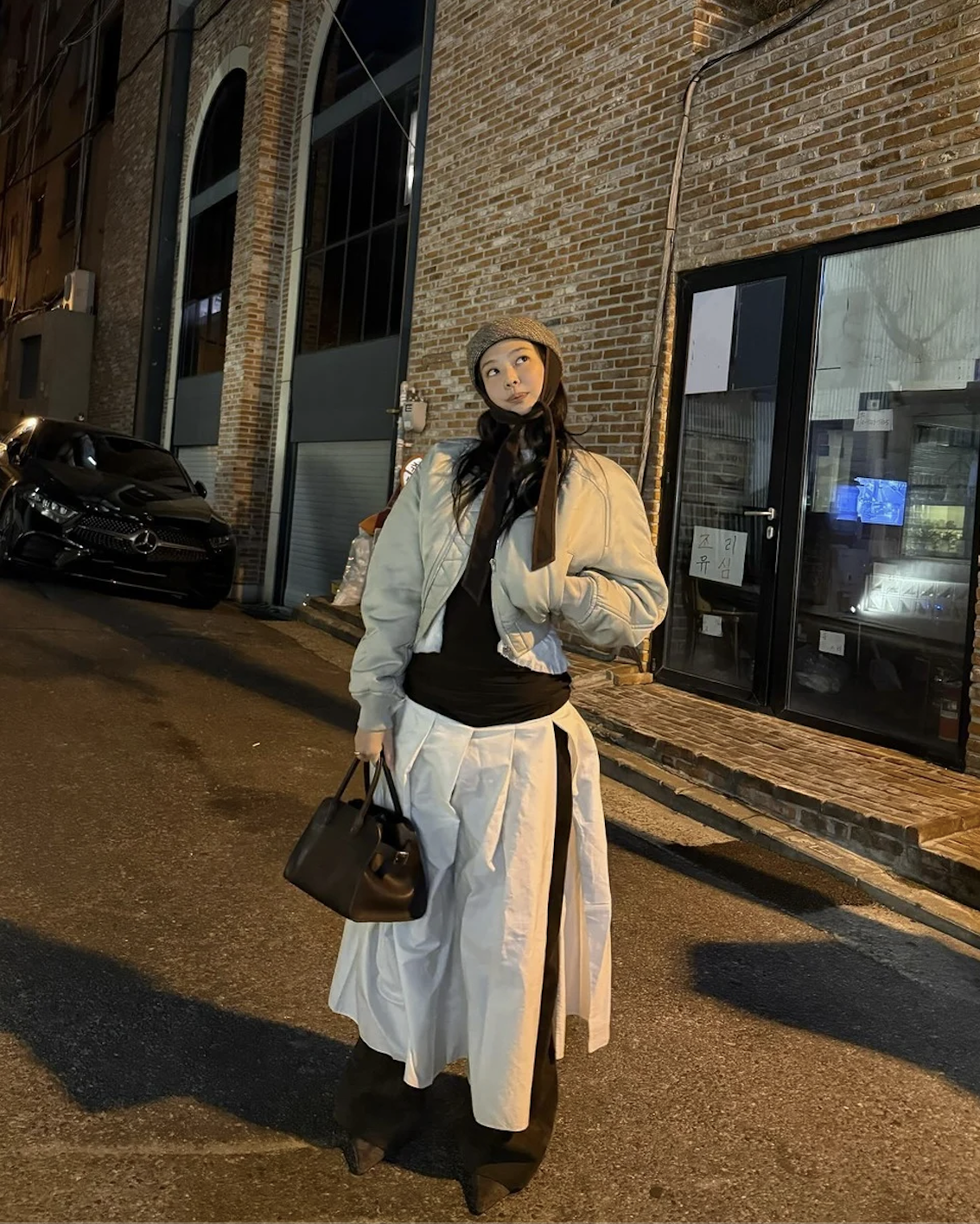 크롭트한 봄버 자켓에 화이트 풀 스커트를 매치해 로맨틱한 분위기를 연출한 제니 @jennierubyjane
