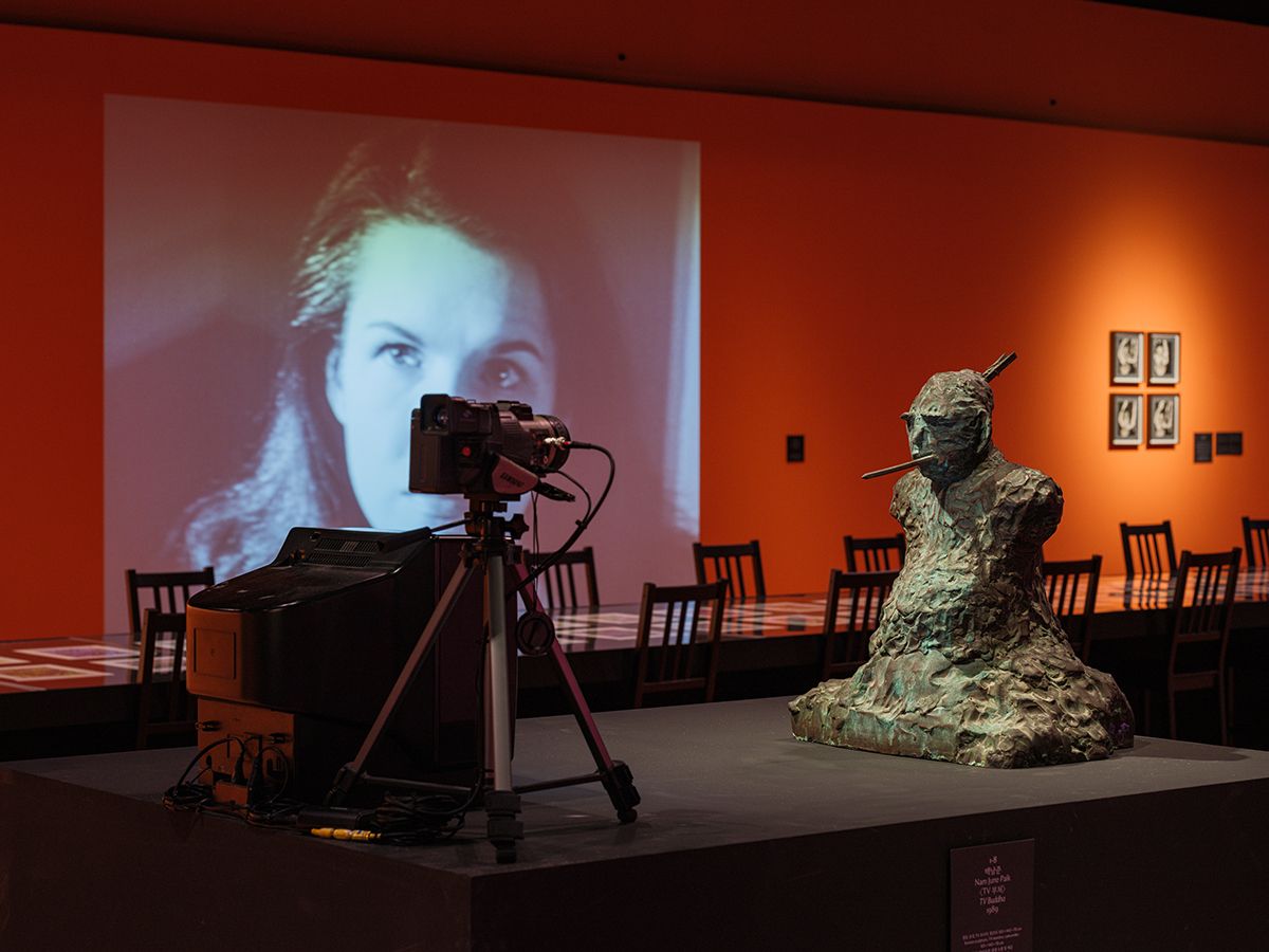 백남준, <TV 부처>, 1989, 청동 조각, TV 모니터, 캠코더, 105x140x70cm. 제13회 서울미디어시티비엔날레 «강령: 영혼의 기술» 전시 전경, 서울시립미술관, 2025. 사진: 홍철기. 서울시립미술관 제공