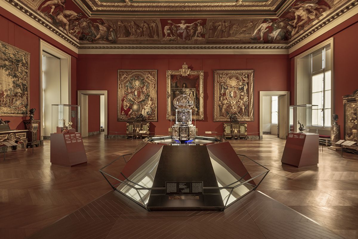 2016년 바쉐론 콘스탄틴의 지원으로 복원된 1754년 루이 15세에게 헌정된 천문 시계 ‘세계의 창조, 팬듈 클락’ 등 총 12점의 작품을 이번 전시에서 만나볼 수 있다. 