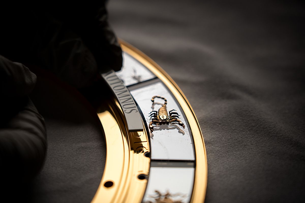 정확하고 정교한 부품 마감 작업은 바쉐론 콘스탄틴 워치메이킹의 핵심이다.