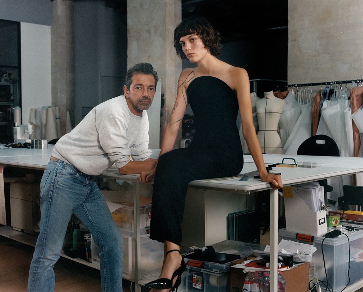 피터 뮐리에, 의상은 모두 본인의 것. 모델이 입은 드레스, 힐은 Alaïa.