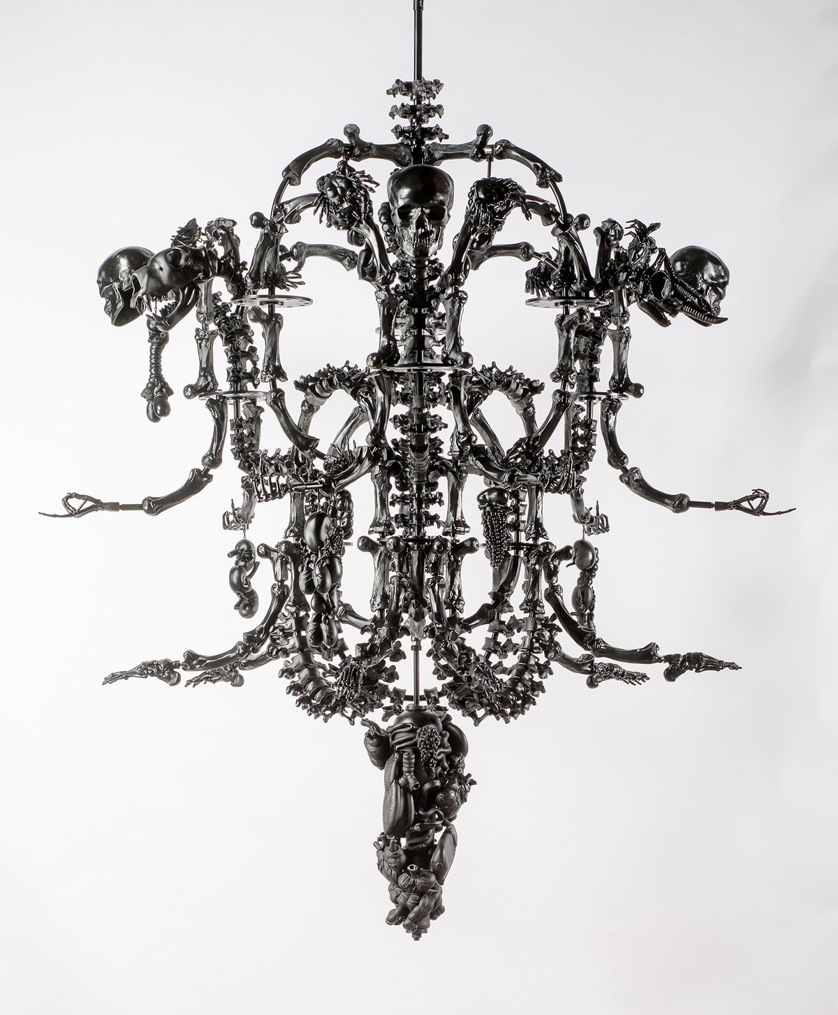아이 웨이웨이(1957- ), 〈검은 샹들리에〉, 2017-2021, 유리, 금속 부품, 240x185x185cm, ed. 24