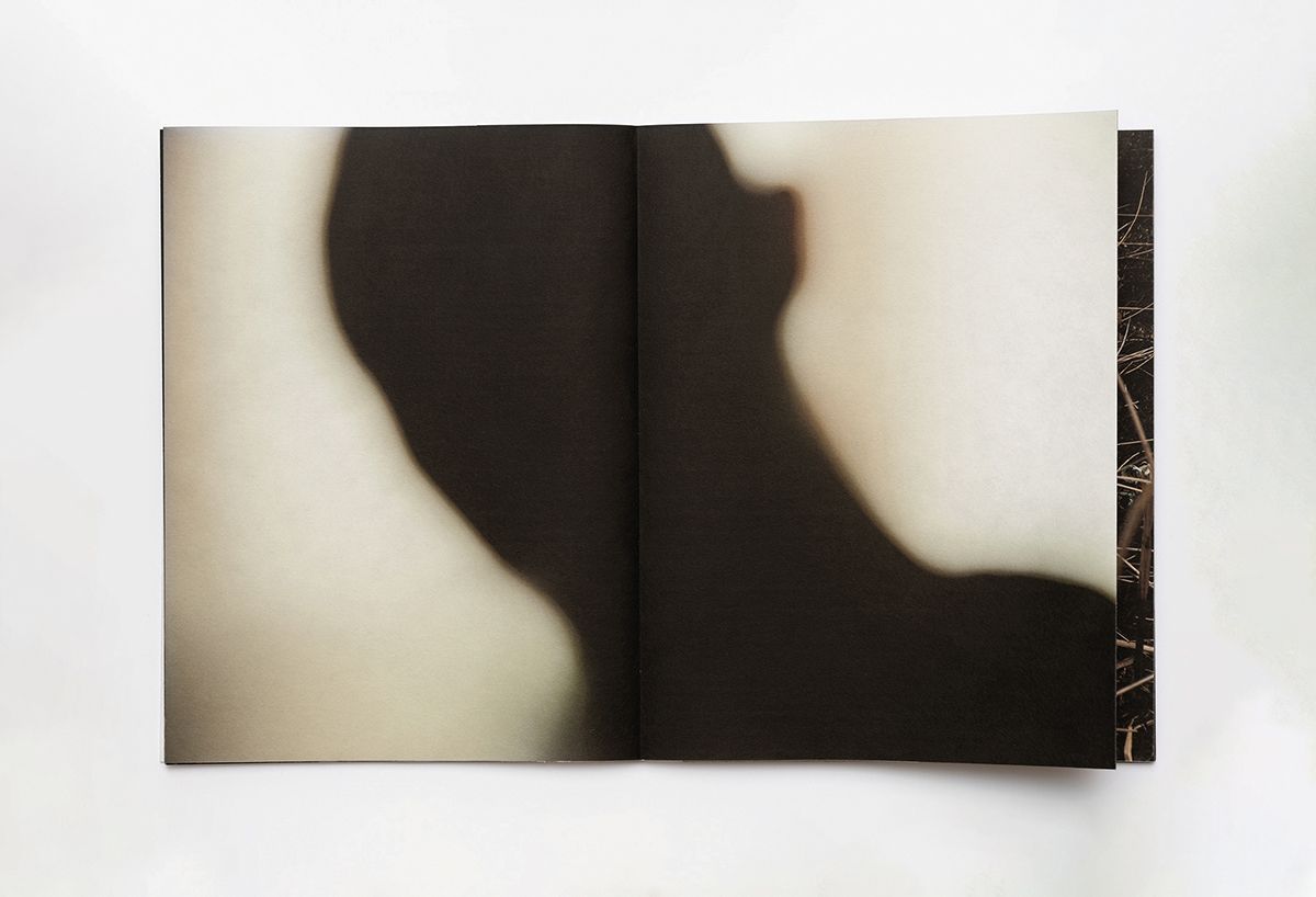  고성 사진집 <그림자들 헤아리다 지문이 거멓다> 이미지. 