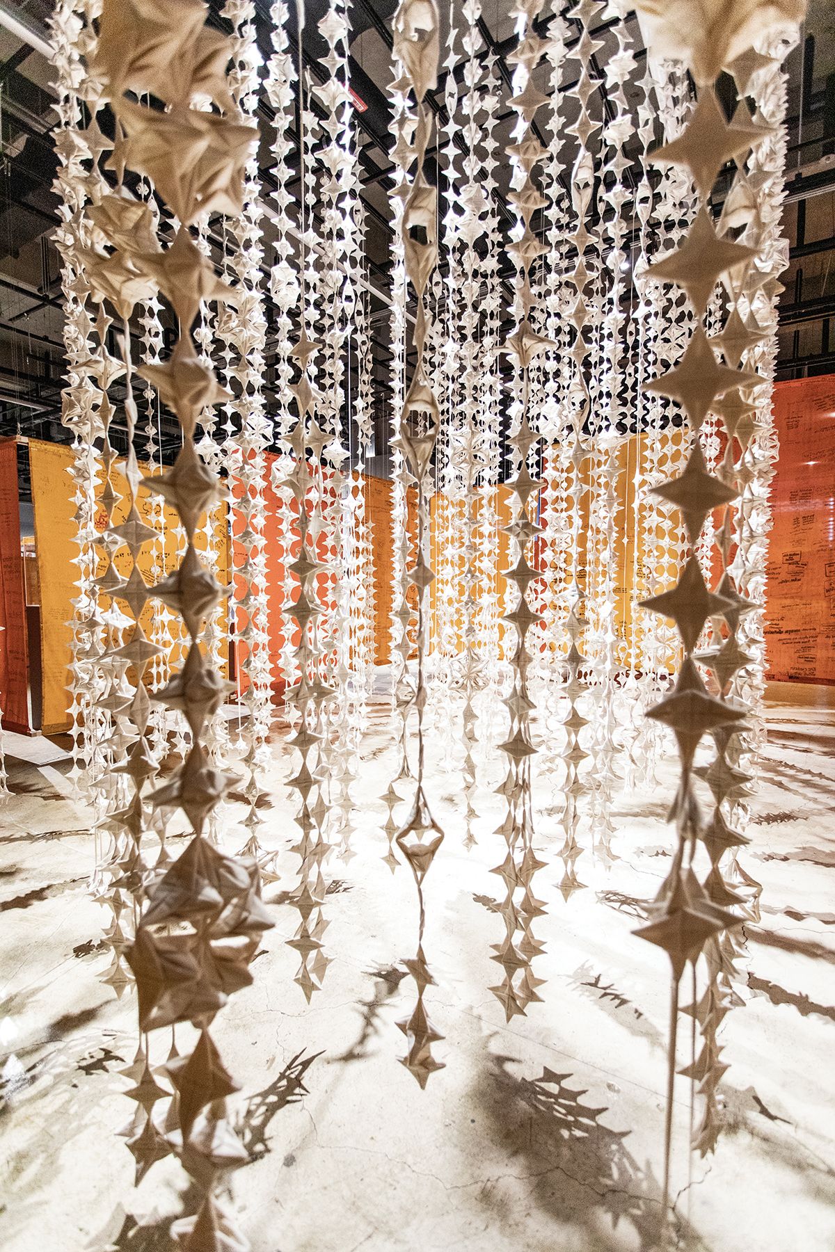 초대국가전 태국 전시장에 설치된, 작가 피나리 싼피탁(Pinaree SANPITAK)의 <마라이 토왈>. 축하와 애도의 상징인 태국의 전통 꽃 장식 ‘마라이’를 재해석한 패브릭 조각을 선보였다.