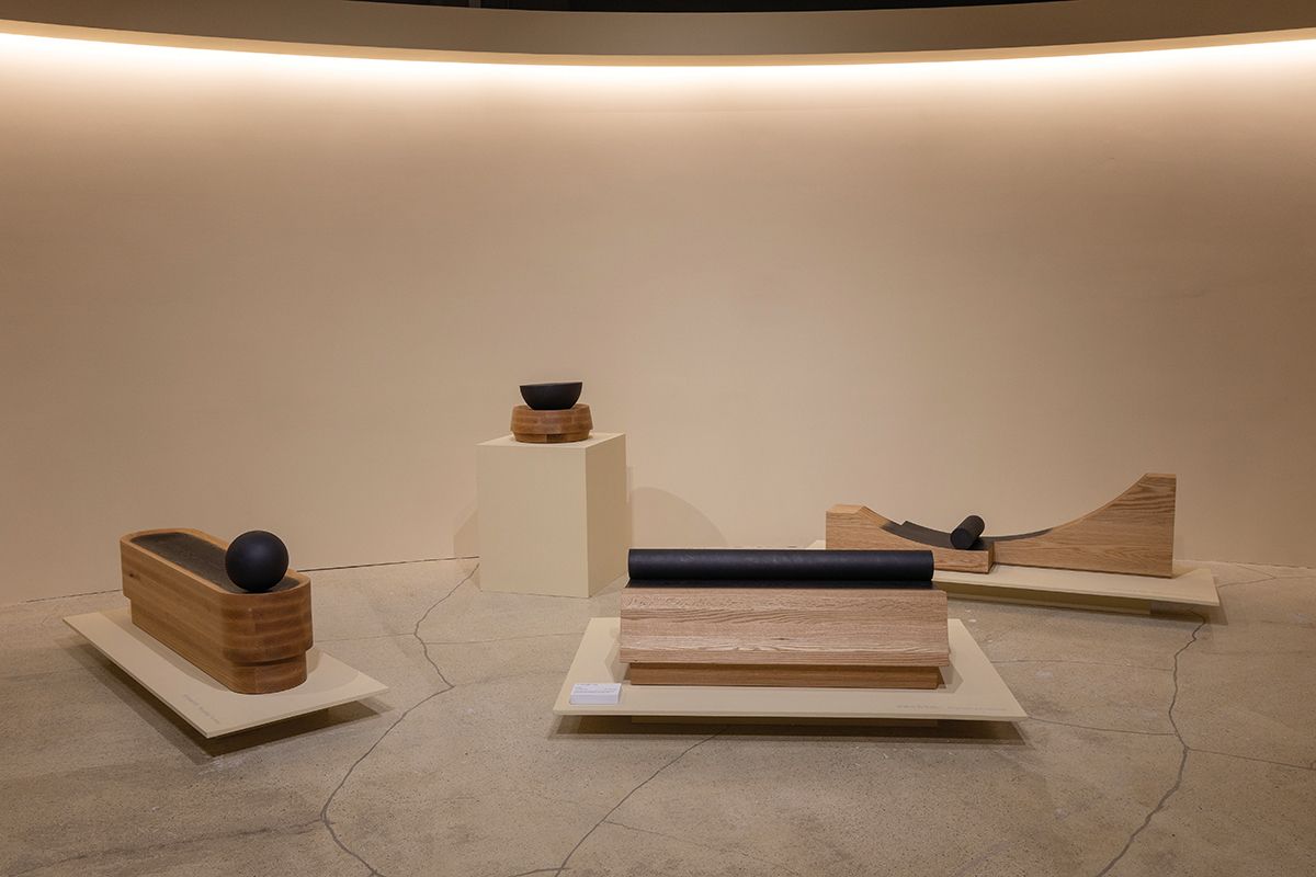  2025 청주국제공예공모전에서 대상작으로 선정된 작가 이시평의 <Log 일지(日誌)>의 일부. 레드오크 목재에 녹슨 금속을 굴려 녹이 스며들게 만든 목공예 작품. 