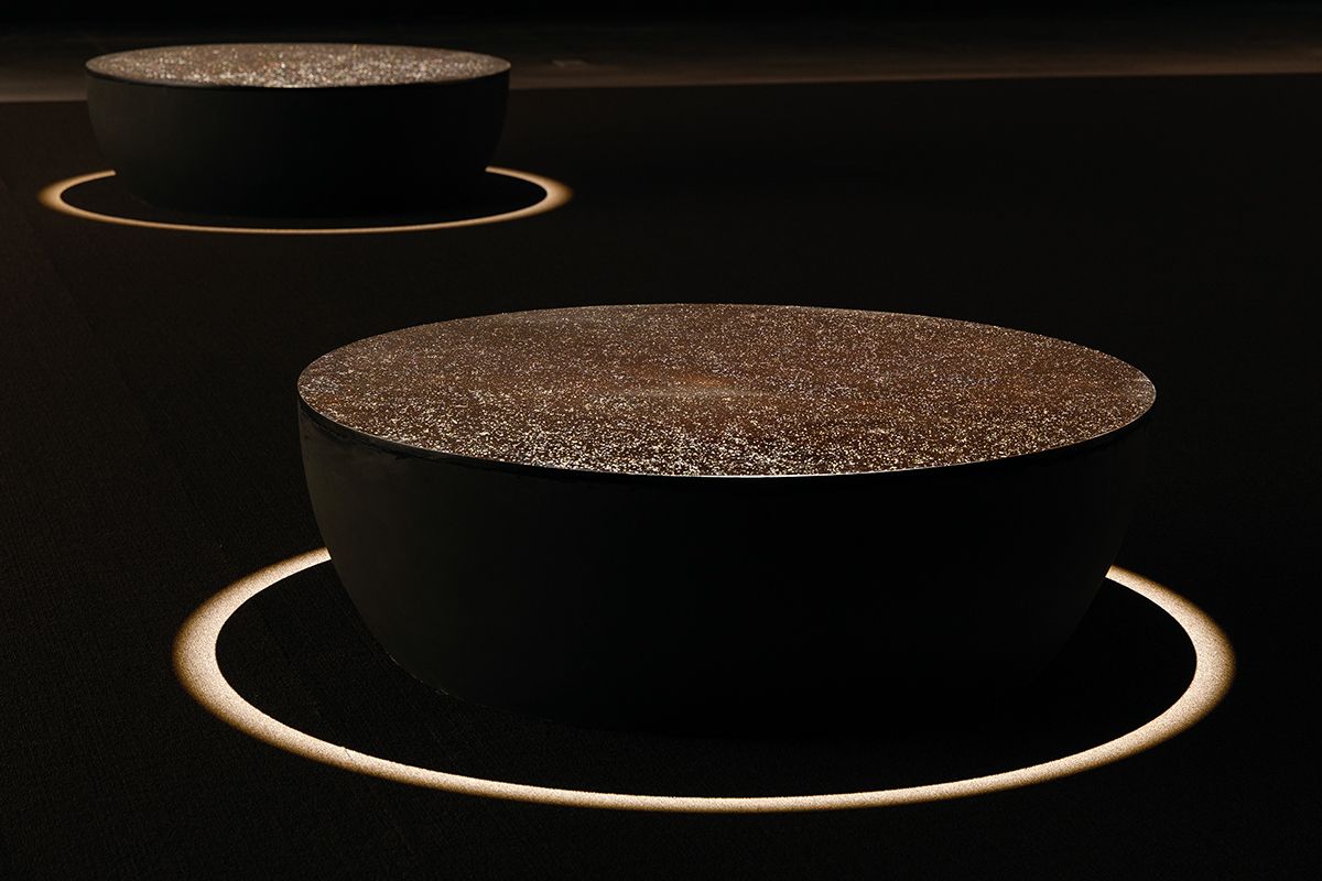 성파 스님의 작품을 전시한 특별전 《성파선예전》에서 선보인 <별들의 향연>. 까만 옻칠 위에 자개 가루를 뿌려 우주를 표현했다. 