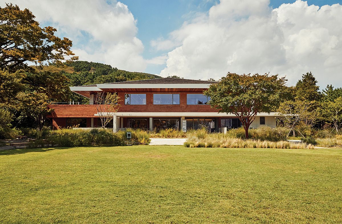  김중업이 건축하고 최욱이 리노베이션한 도모헌 건물. 