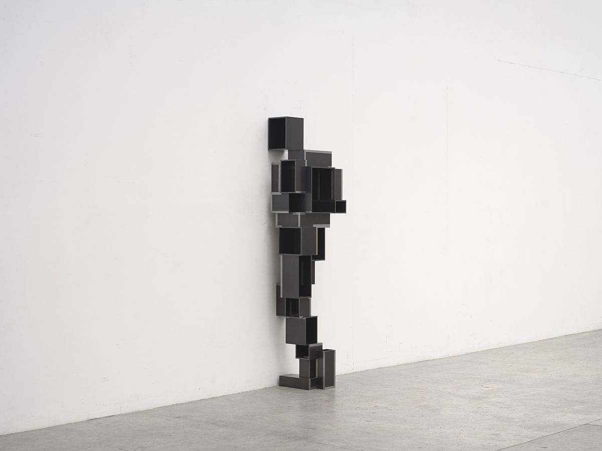  타데우스 로팍, 화이트 큐브, 뮤지엄 산에서 각각 전시 중인 인간의 형상을 닮은 안토리 곰리의 작품들. Antony Gormley, <HOME>, 2025. 8 mm corten steel. 177.5x44.8x25.6cm. Photograph by Stephen White & Co. © the artist