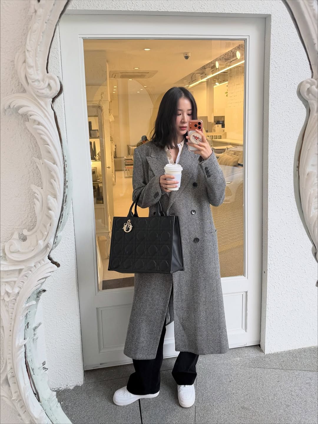 그레이 컬러의 헤링본 맥시 코트를 입은 모델 아이린 @ireneisgood