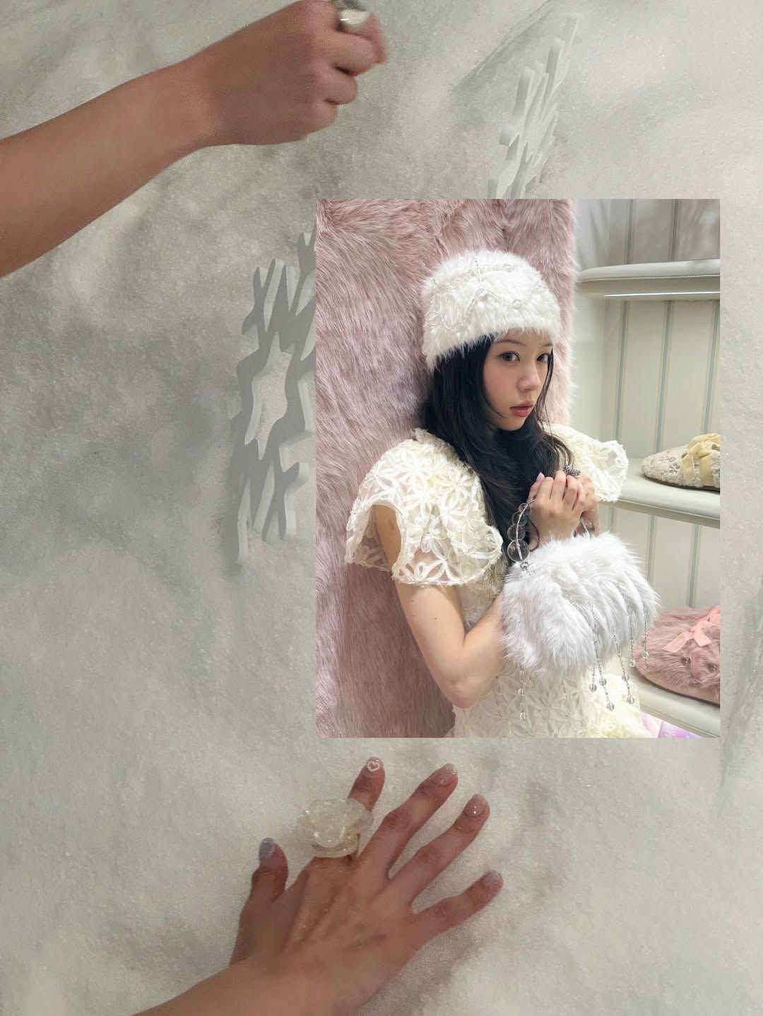 레이스 디테일이 있는 화이트 원피스와 헤어리한 퍼 니트 비니를 착용해 로맨틱한 무드를 자아낸 아일릿 모카@illit_official