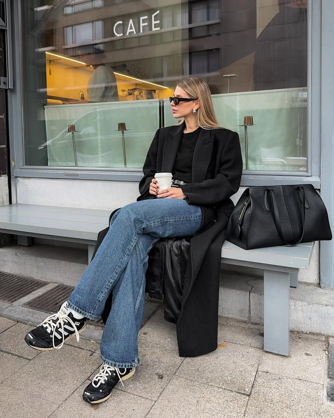 블랙 롱코트에 아디다스 스니커즈를 매치해 캐주얼한 느낌 완성 @cvseev