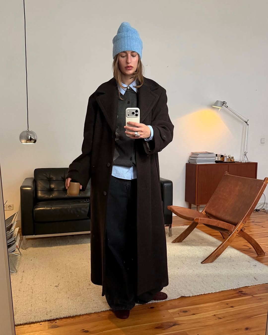 브라운 롱 코트에 루즈한 비니를 더해 캐주얼 무드 완성 @sina.anjulie