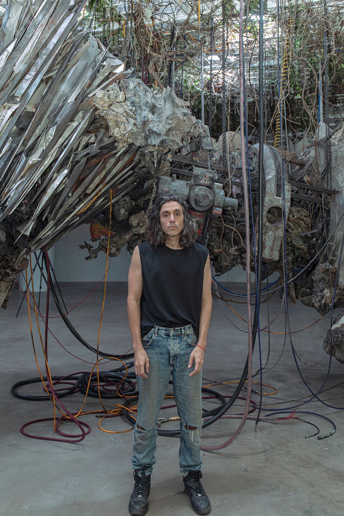 <상상의 종말 I> 앞에 선 아드리안 비야르 로하스. 사진: 남서원. 제공: 아트선재센터. ⓒ 2025. Art Sonje Center all rights reserved.