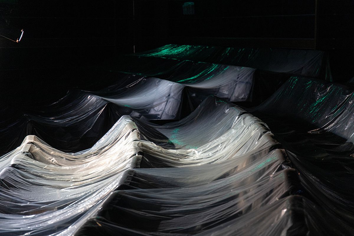 지하층 설치 전경. 방치된 지하 공연장에 비닐을 씌웠다. 사진: 남서원. 제공: 아트선재센터. ⓒ 2025. Art Sonje Center all rights reserved.