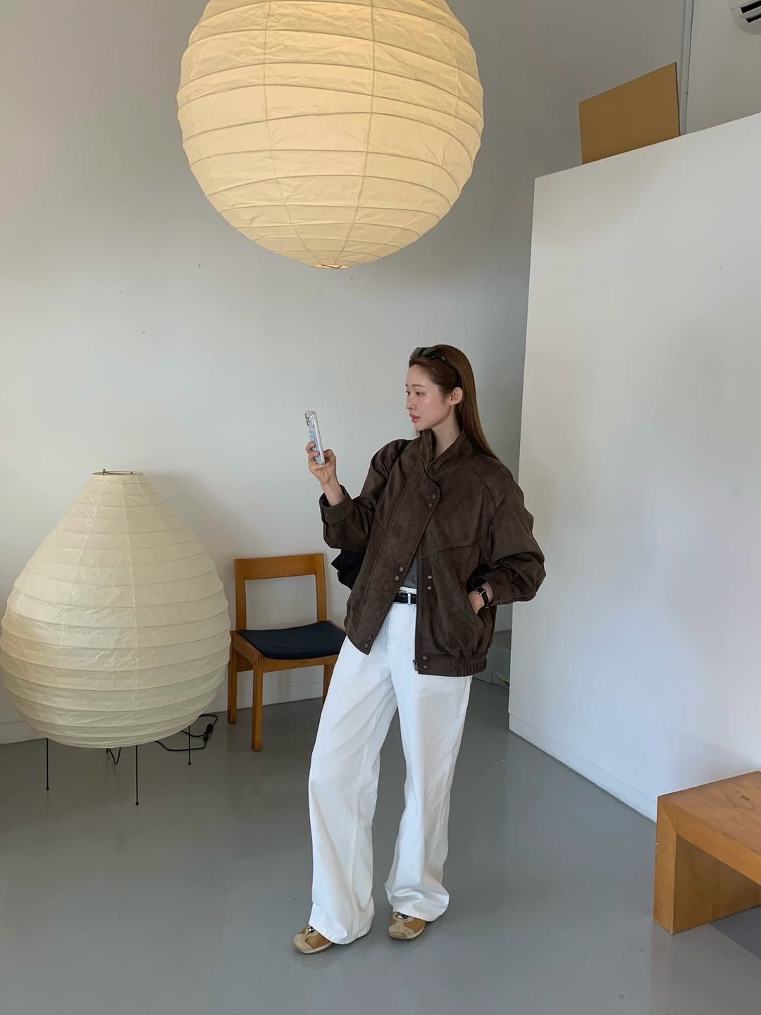 스웨이드 소재의 가죽 자켓과 화이트 데님 팬츠를 착용해 모던한 무드를 선보인 차정원 @ch_amii