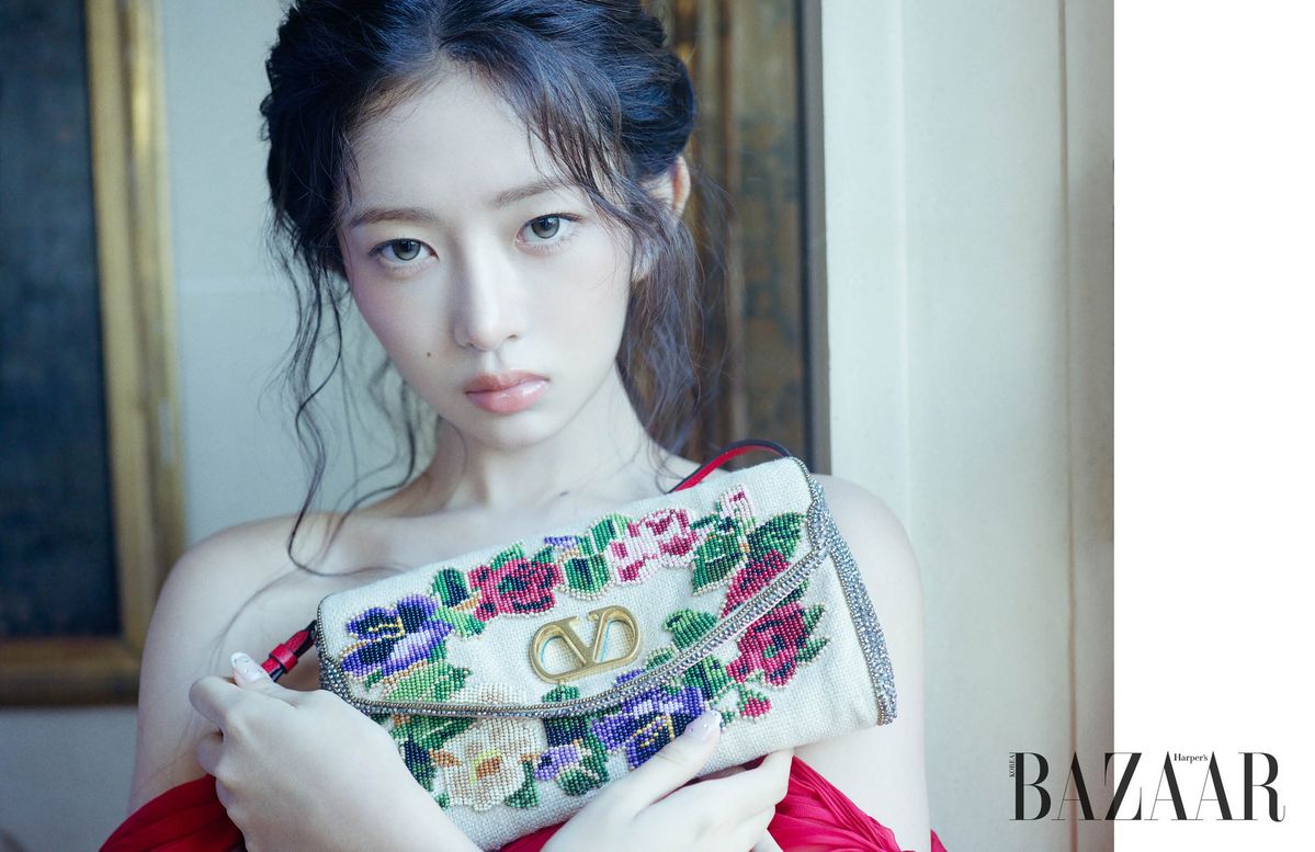 오프숄더 드레스는 Valentino. 플로럴 자수 장식 ‘드베인’ 백은 4백83만원 Valentino Garavani.