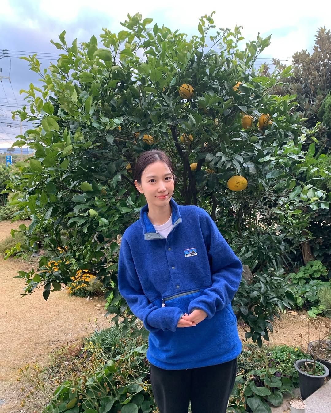 파란색 파타고니아 후리스 탑으로 따뜻한 여행 룩을 선보인 장희령 @hehehe0