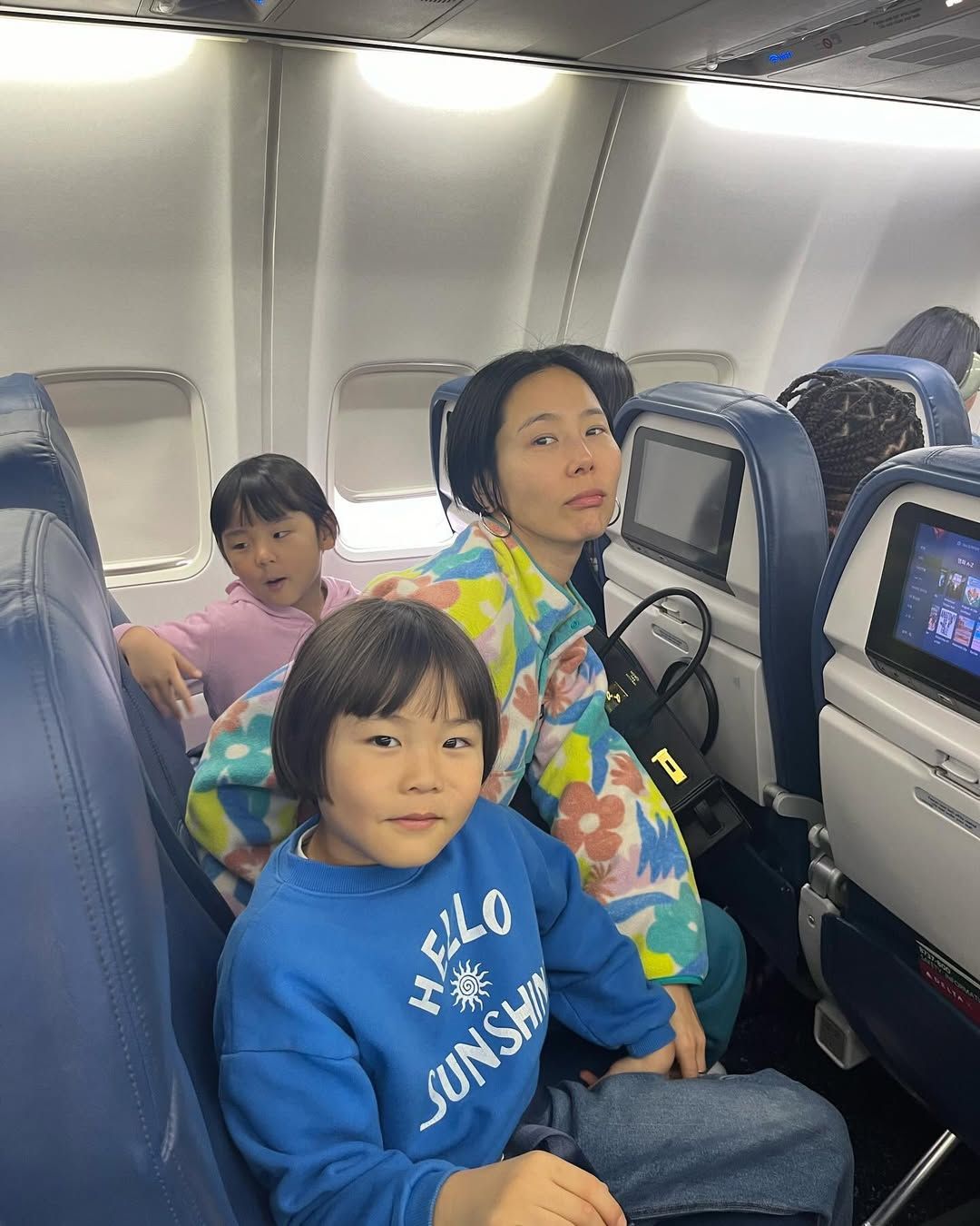 다채로운 패턴과 컬러가 돋보이는 후리스 자켓으로 힙한 분위기를 자아낸 김나영 @nayoungkeem