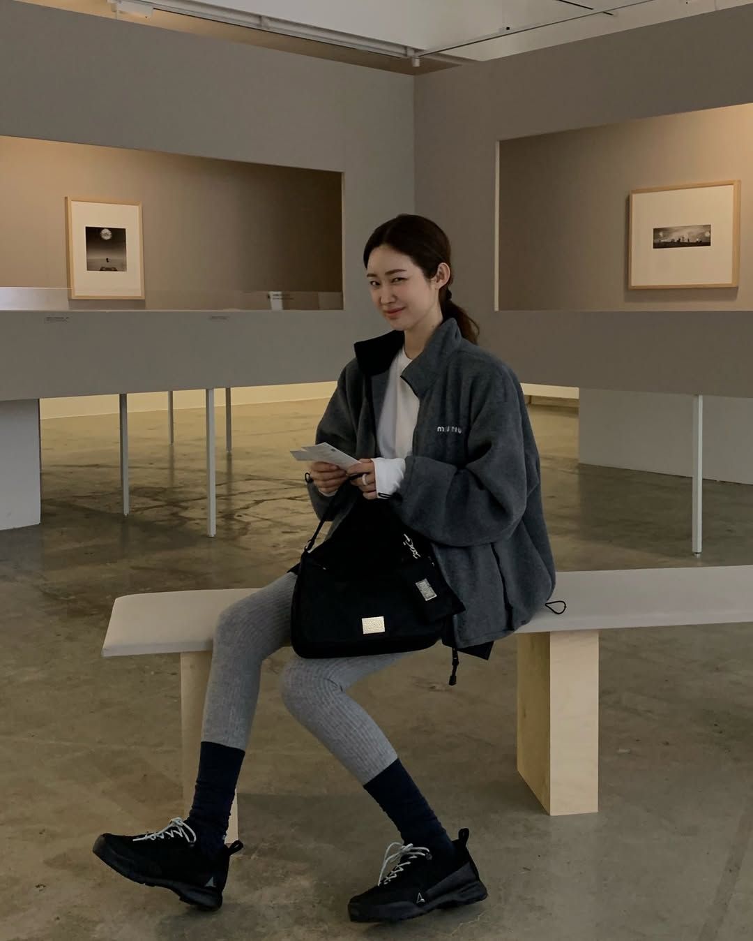 미우미우 그레이 컬러의 후리스 자켓과 함께 블랙 미니스커트, 회색 타이즈를 착용한 차정원 @ch_amii