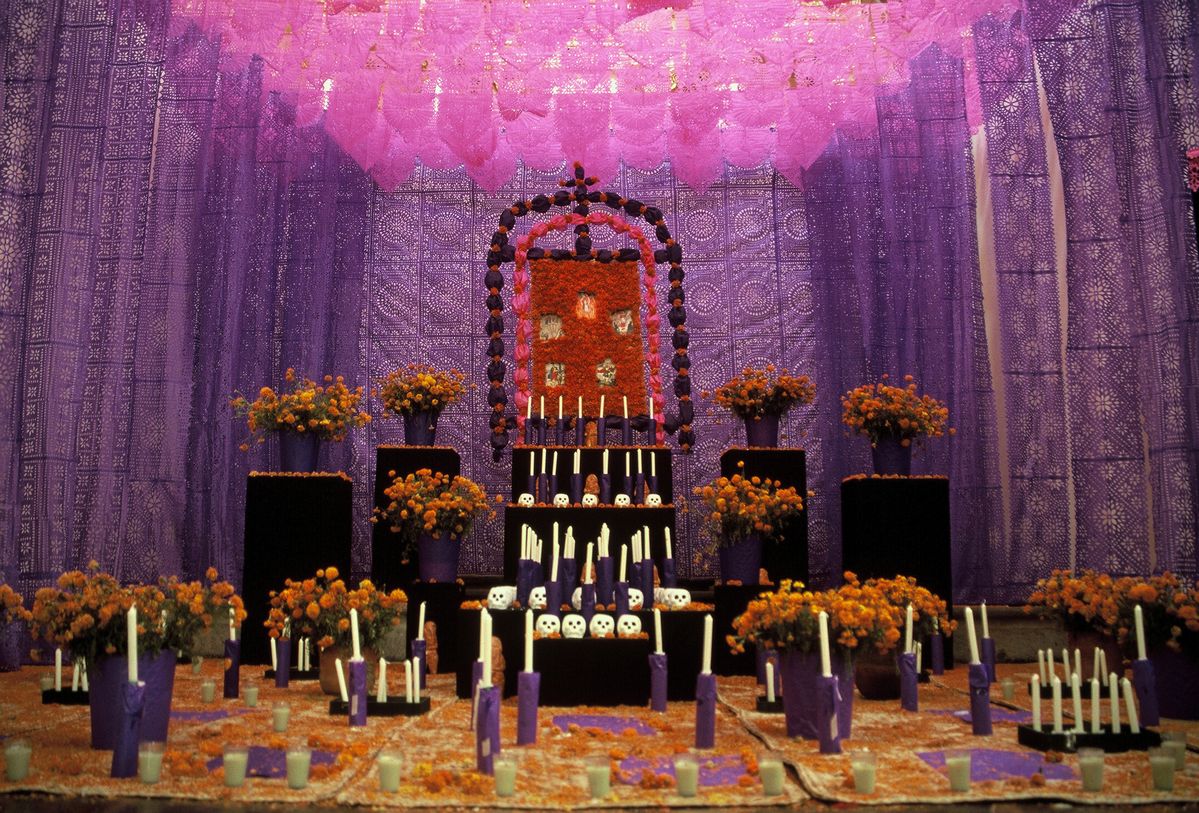 오프렌다(Ofrenda) / 고인을 맞이하는 제단. 사진, 음식, 초, 꽃, 종이 장식이 올려지며 영혼을 위한 집이 된다.(출처: 게티이미지)