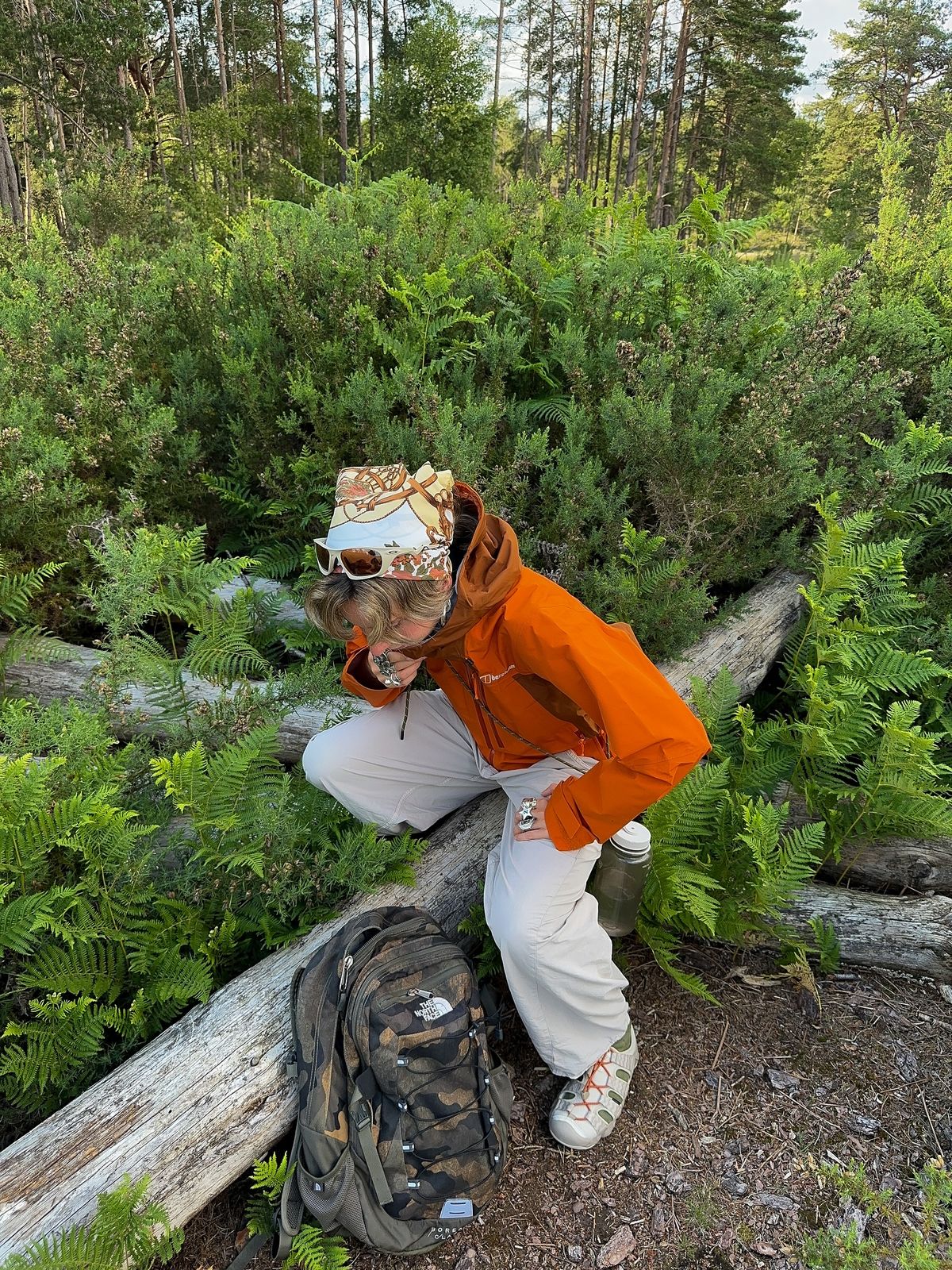 카모 플라주 패턴의 백팩으로 밀리터리 무드를 더한 @momentsabloom